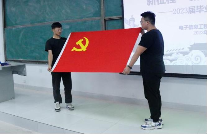 党课由毕业生辅导员李权主持
