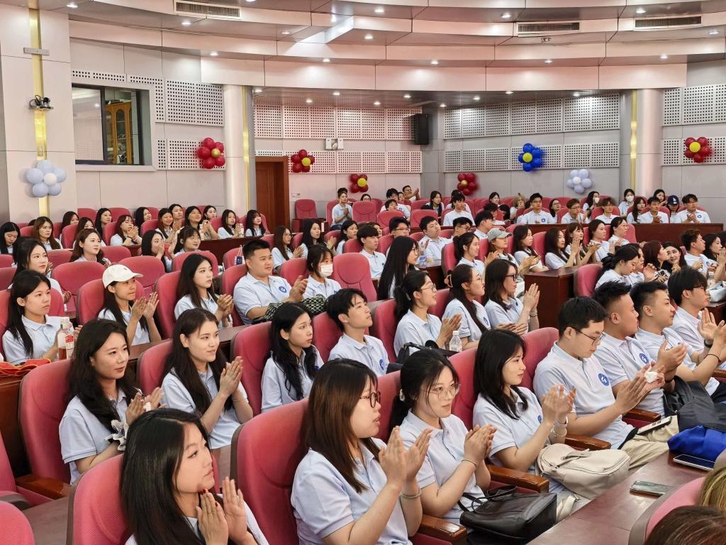 同时为参军入伍的优秀毕业生佩戴大红花