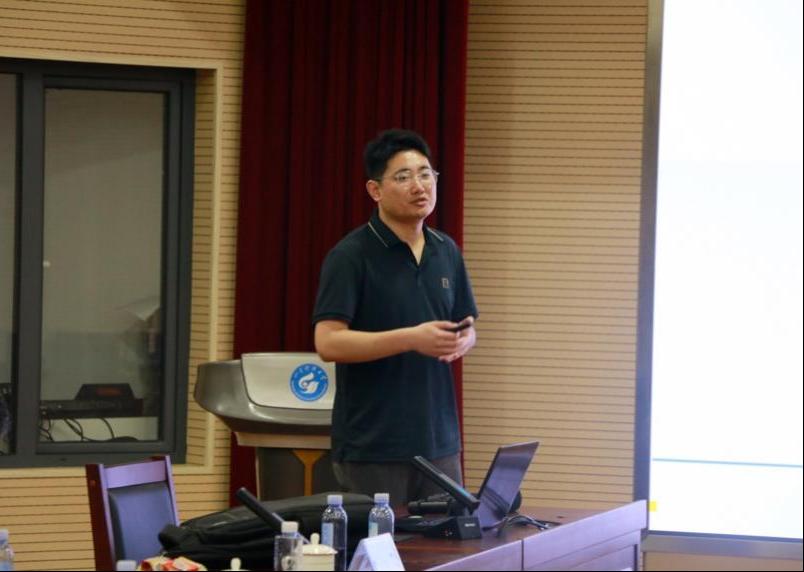 副院长彭延东主持活动