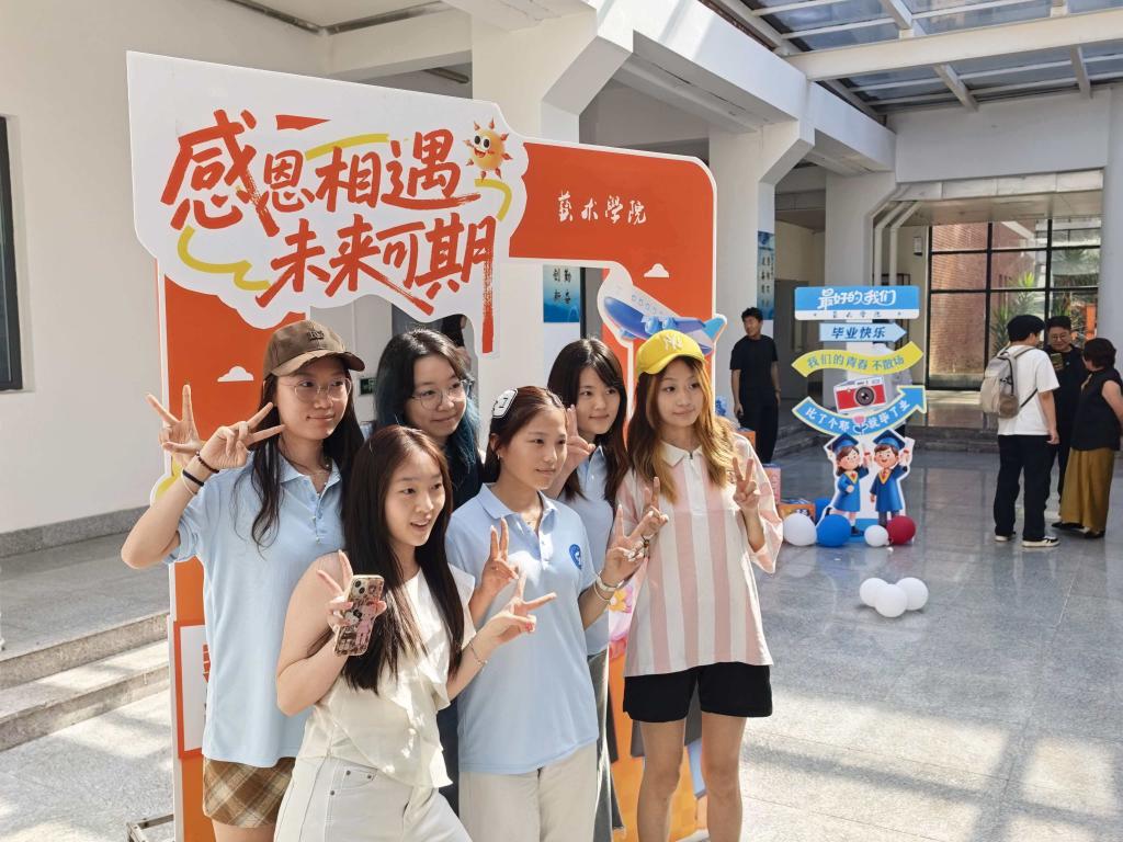 礼赞青年学子心怀家国