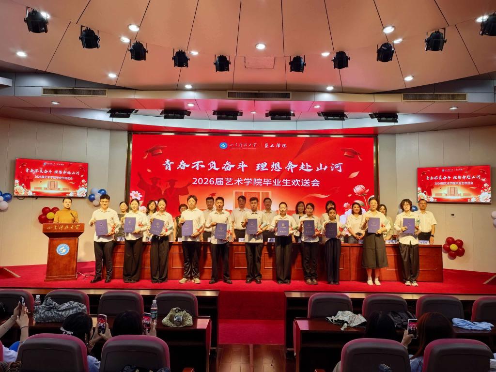 研究生毕业生代表颁发毕业证书与专属纪