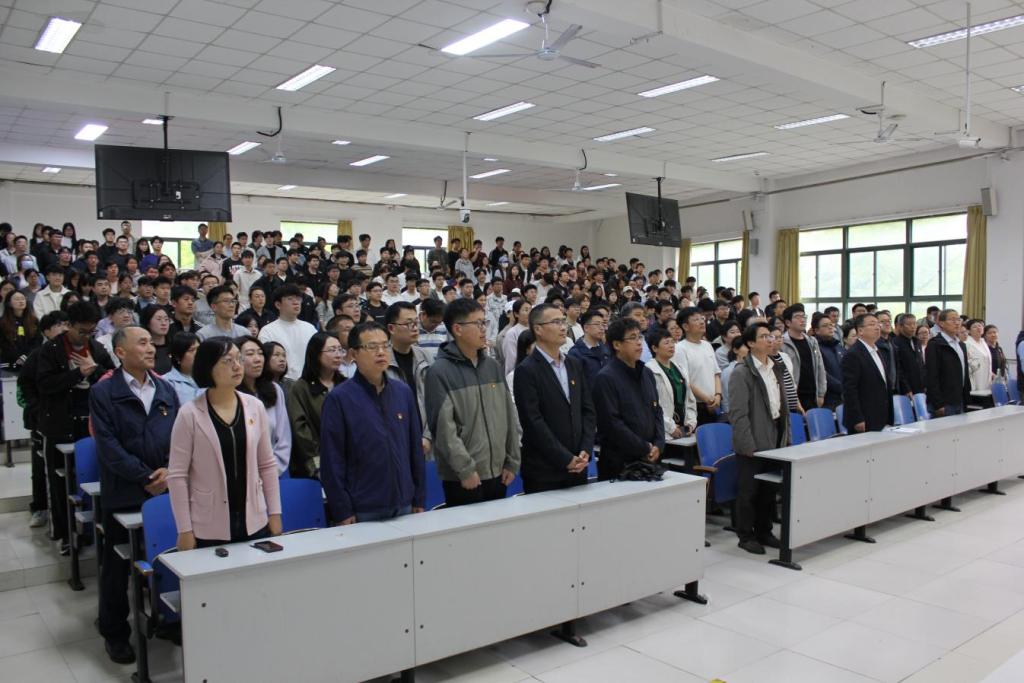 全体党员参加会议
