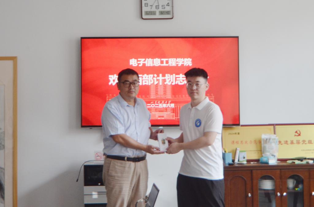 教师代表及2025届毕业生代表齐聚一